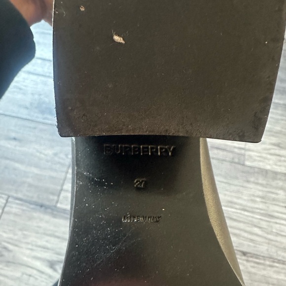 Brand Burberry boots worn once size 37. Lamb leather in perfect condition - Picture 4 of 4